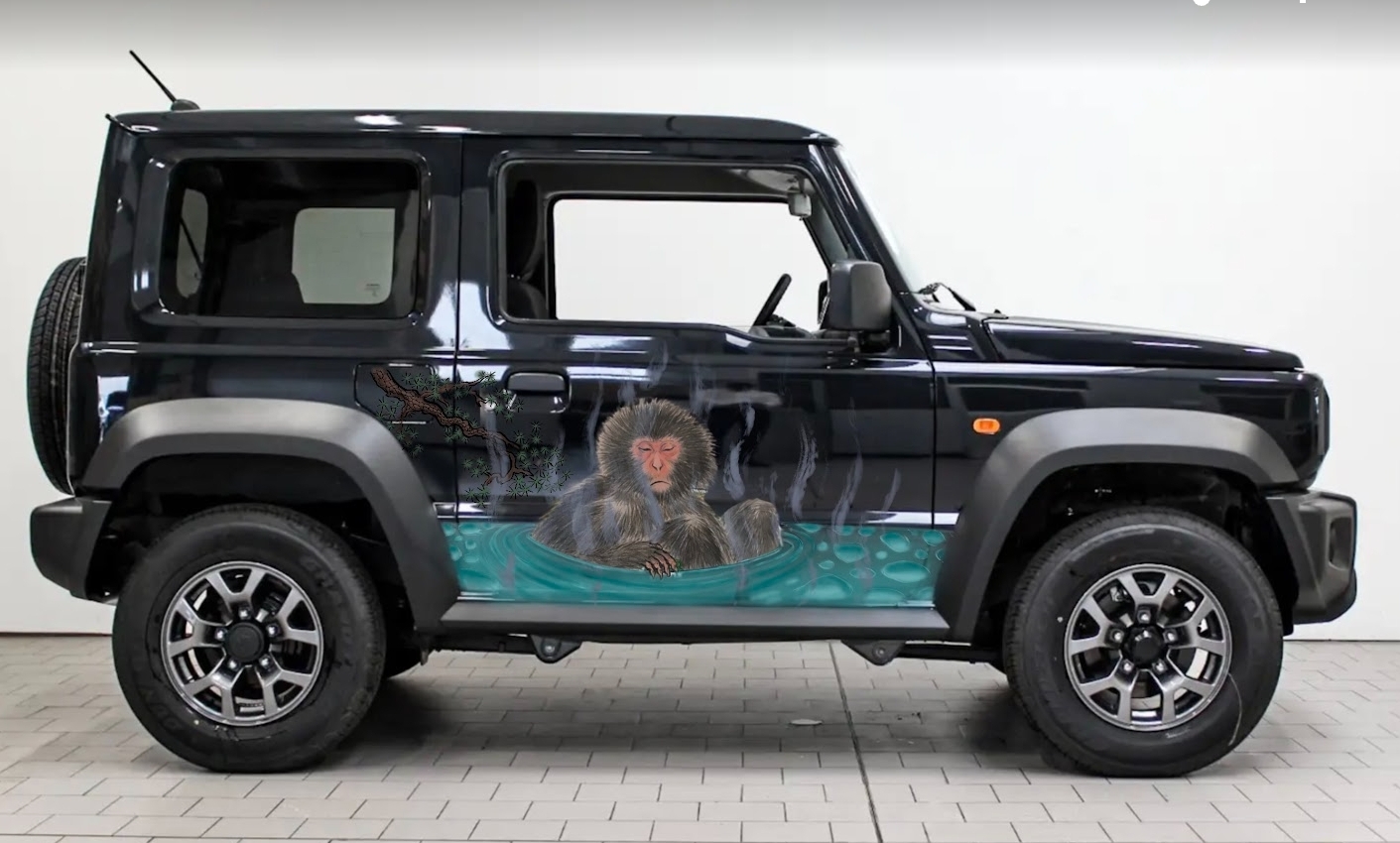 Suzuki con scimmia che fa il bagno 